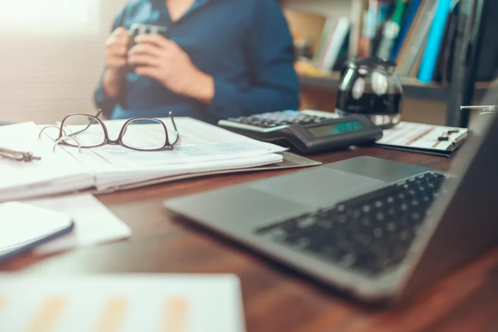 Sección media de un hombre usando una computadora portátil en la mesa